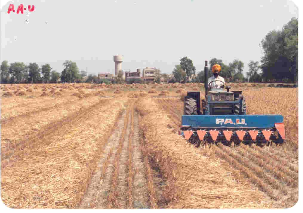 Module 3 Lesson 6 Fig.6.5 Tractor front mounted vertical conveyor reaper-cum-windrower